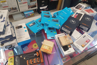 Dupla é presa após roubar dinheiro e eletrônicos de loja na Praça da Bandeira