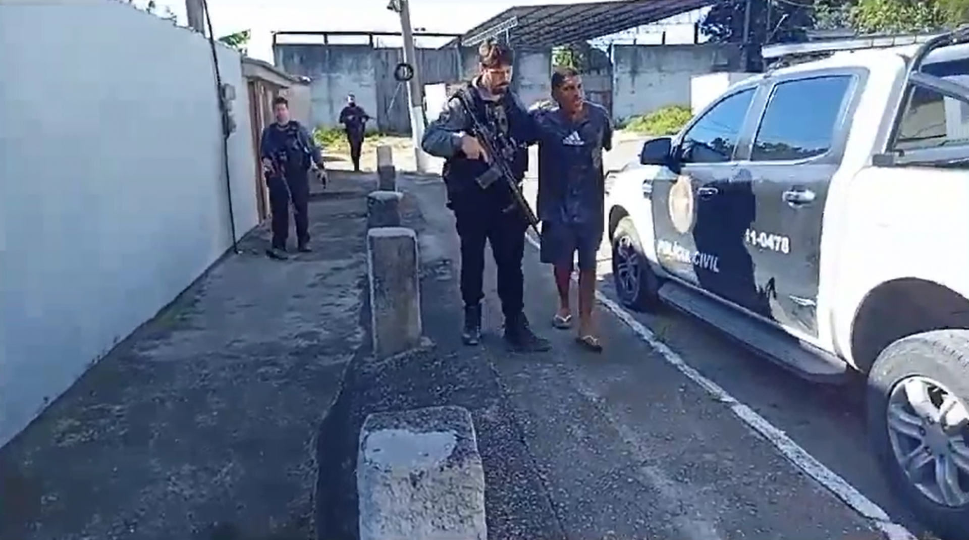 Na operação, foram apreendidas drogas, radiotransmissores e uma pistola - Divulgação/DRFC