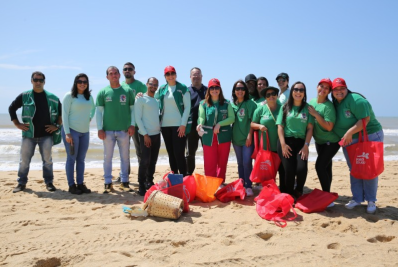 Mutirão recolhe mais de 600 kg de resíduos em dois quilômetros de faixa de areia