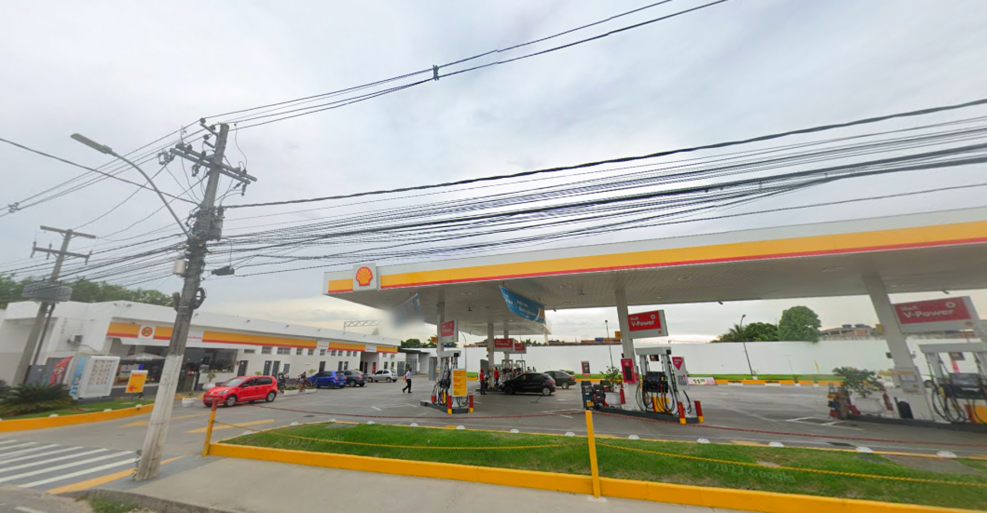 Confronto entre PMs e criminosos aconteceu na frente de um posto de combustíveis
 - Reprodução / Google