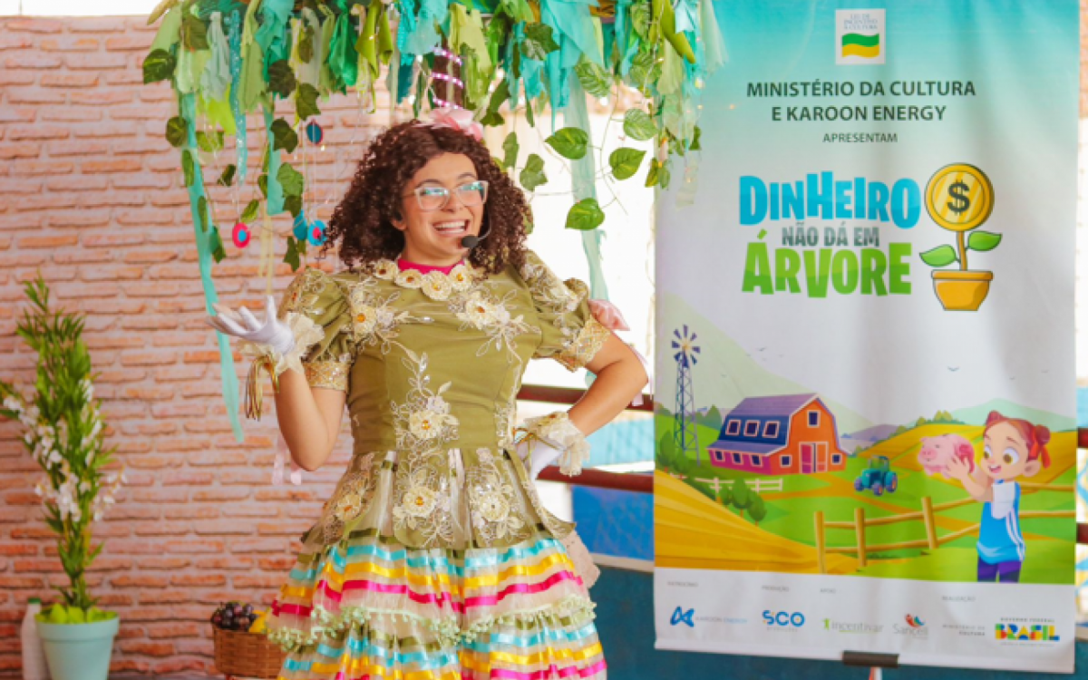 Lei de Incentivo &agrave; Cultura, o projeto "Dinheiro n&atilde;o d&aacute; em &aacute;rvore" tem a produ&ccedil;&atilde;o da Scorsolino Produ&ccedil;&otilde;es, com o apoio da Incentivar Produ&ccedil;&otilde;es e Sancell e patroc&iacute;nio da Karoon Energy e realizado pelo Minist&eacute;rio da Cultura, Governo Federal Uni&atilde;o e Reconstru&ccedil;&atilde;o - Divulga&ccedil;&atilde;o