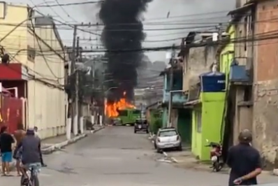 Criminosos incendeiam dois ônibus em Caxias durante guerra entre facções