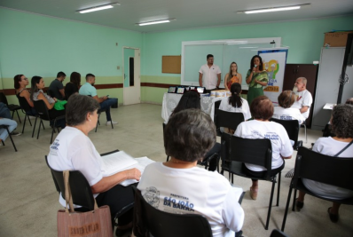 Idosas recebem certificados por terem participado de oficina do Projeto Inclusão Digital