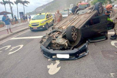 Motorista sofre ferimentos leves após carro capotar no Leblon