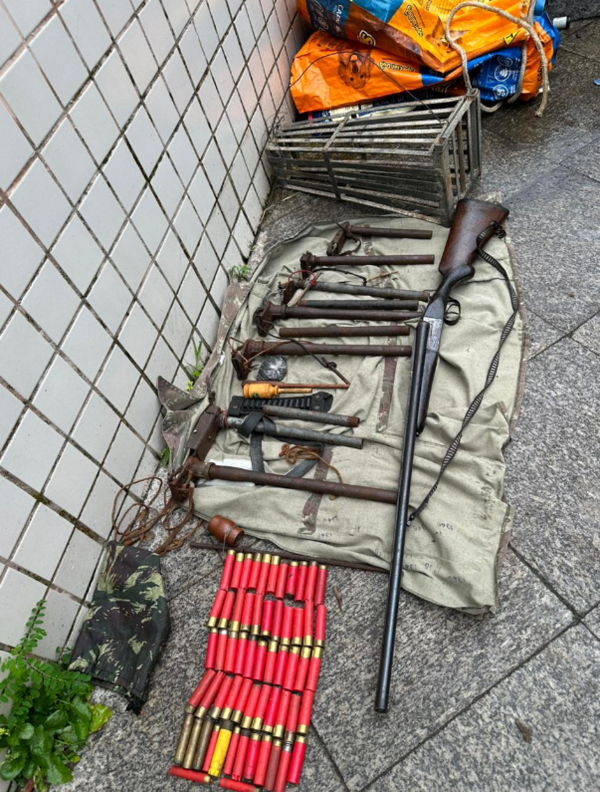 Armas e munições apreendidas durante a ação