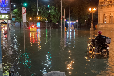 Vídeos: chuva forte alaga e interdita Rua do Catete, na Zona Sul do Rio