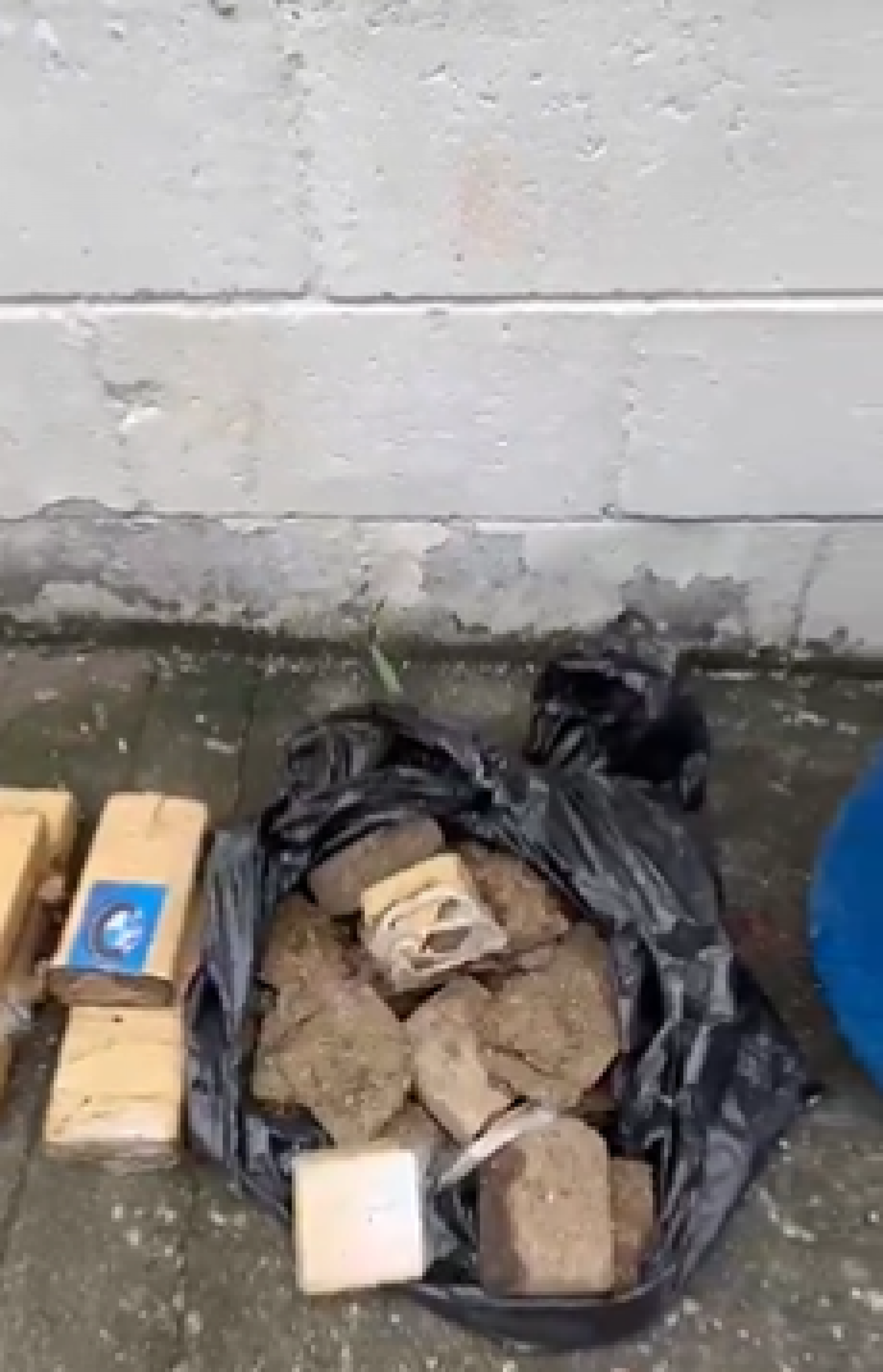 Drogas foram encontradas dentro de tonel por agentes do 41°BPM (Irajá) no Complexo do Chapadão