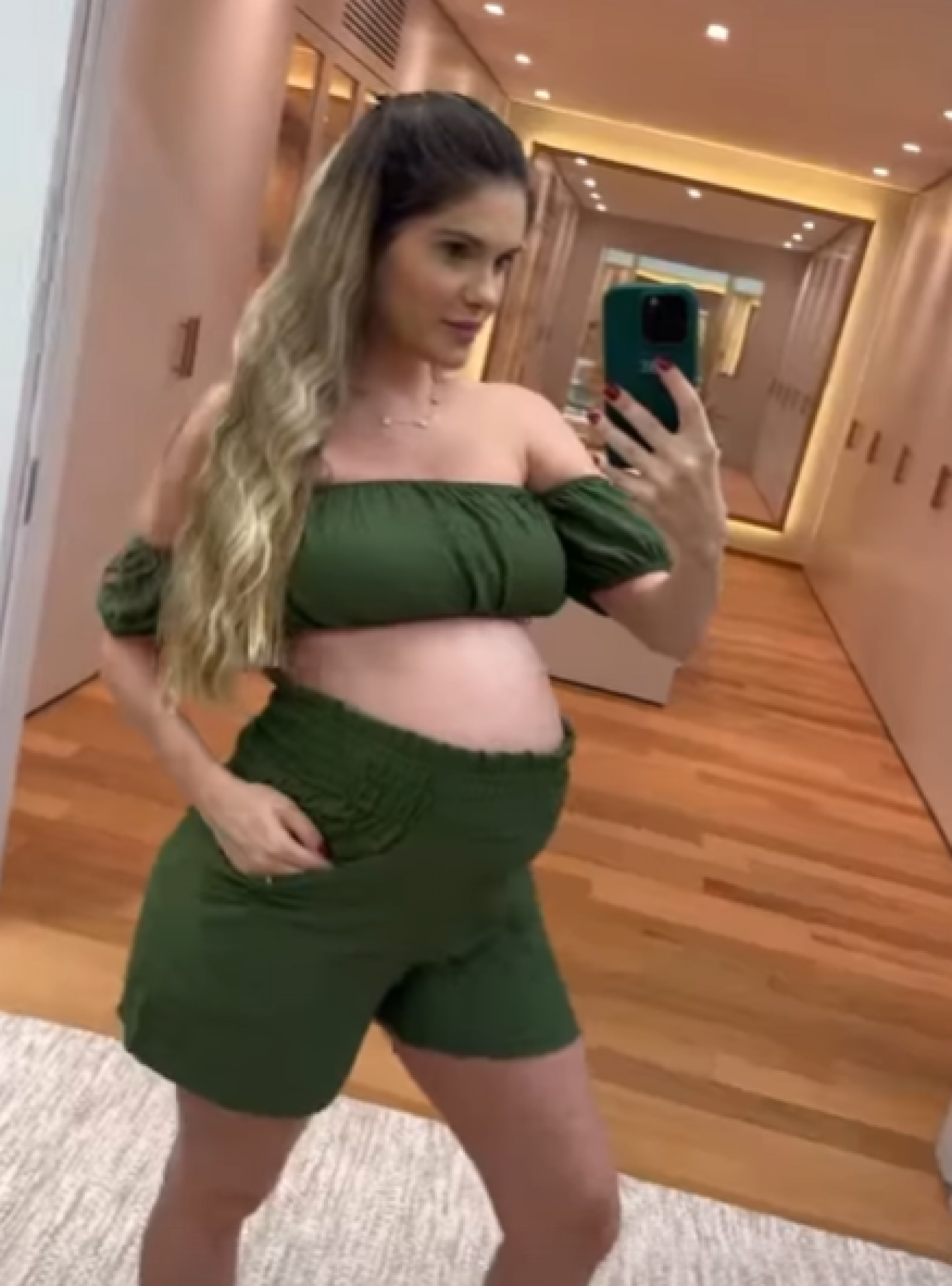 Bárbara Evans mostra barrigão de gravidez de gêmeos - Reprodução / Instagram