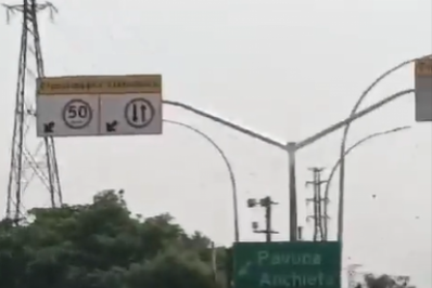 Acidente envolvendo dois carros causa congestionamento na Linha Vermelha