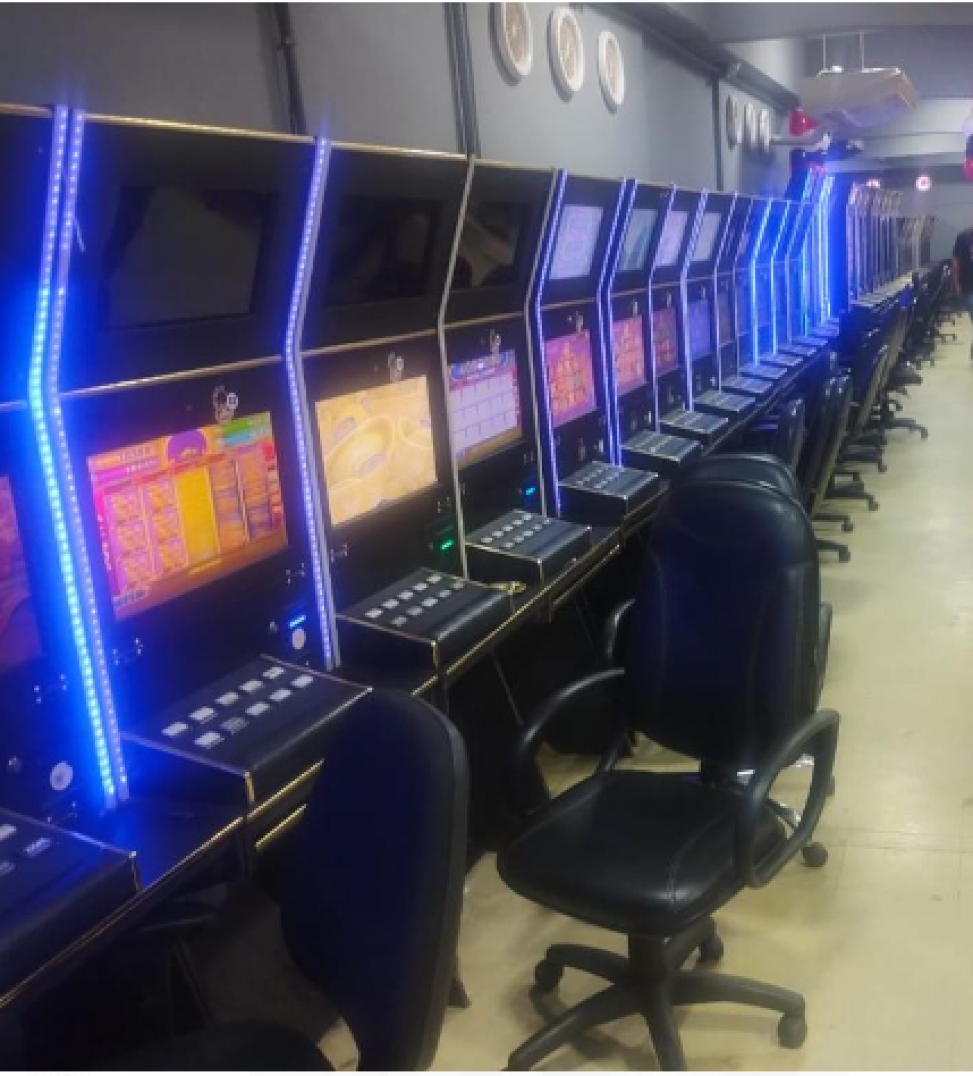 Policiais apreenderam 136 máquinas na Avenida Rio Branco - Divulgação / Disque Denúncia