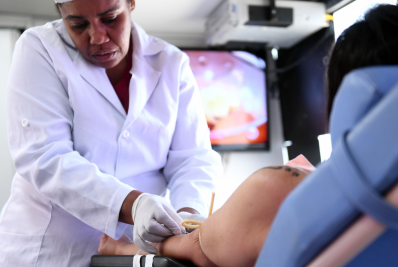 Dezenas de pessoas doam sangue para Hemocentro Regional em unidade móvel