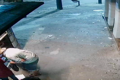 Vídeo: Idosos furtam mais de 40 caixas de cigarro em banca de jornal no Maracanã