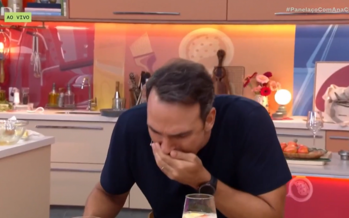 Tadeu Schmidt queima a língua ao vivo no programa 'Panelaço', do GNT - Reprodução/GNT