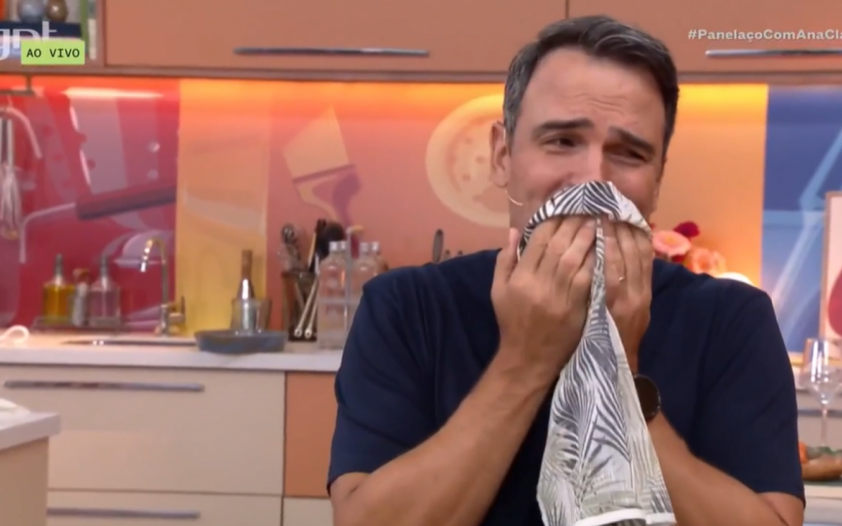Tadeu Schmidt queima a língua ao vivo no programa 'Panelaço', do GNT - Reprodução/GNT