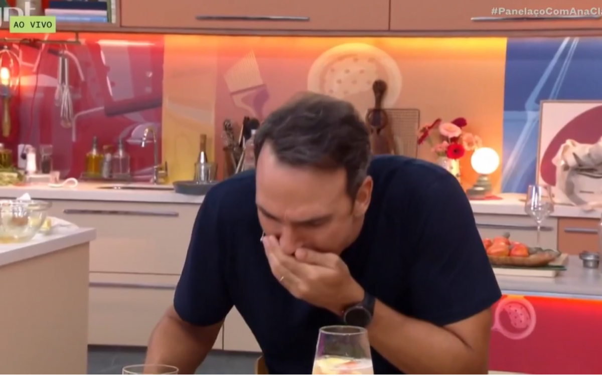 Tadeu Schmidt queima a língua ao vivo no programa 'Panelaço', do GNT - Reprodução/GNT