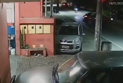 Motorista faz manobra proibida e causa acidente na Ponte da Saudade