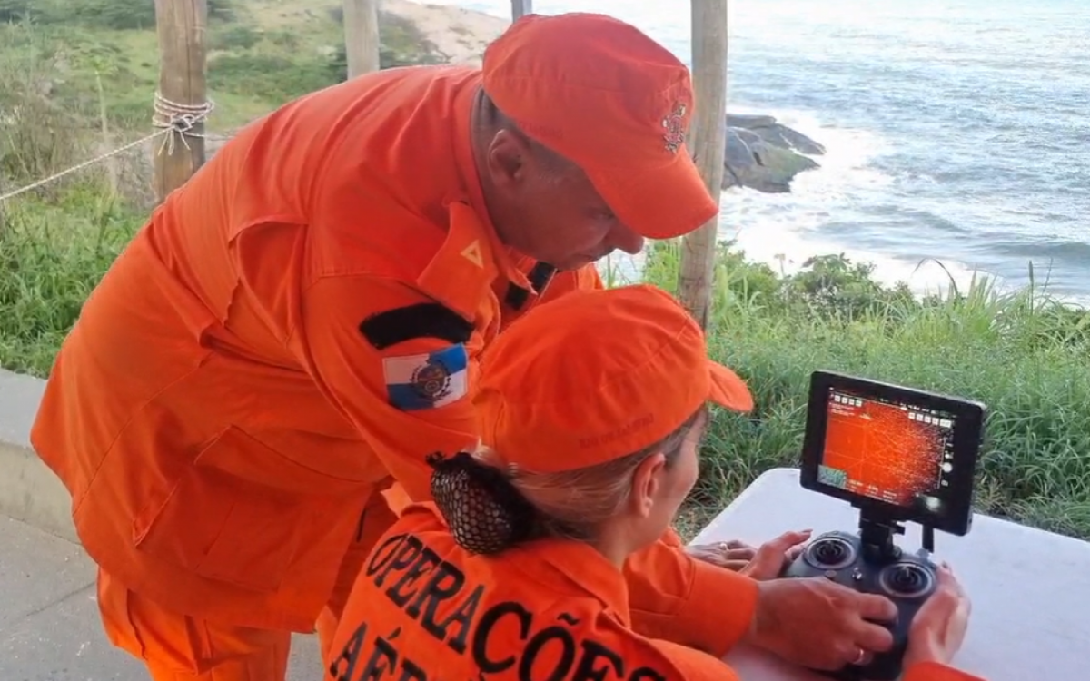 Bombeiros atuam com a ajuda de drones