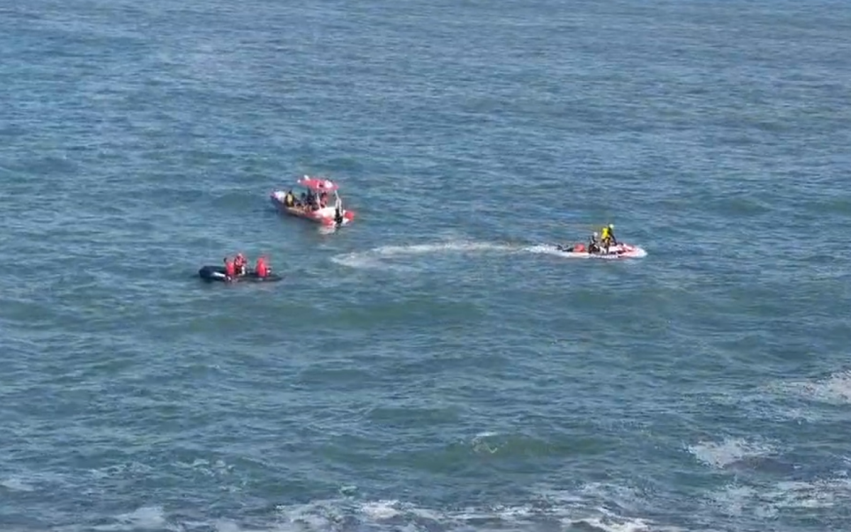 Botes equipados com sonar e motos aquáticas também estão sendo usados nas buscas