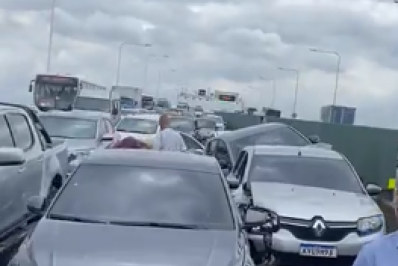Acidente envolvendo cinco veículos interdita três faixas da Ponte Rio-Niterói