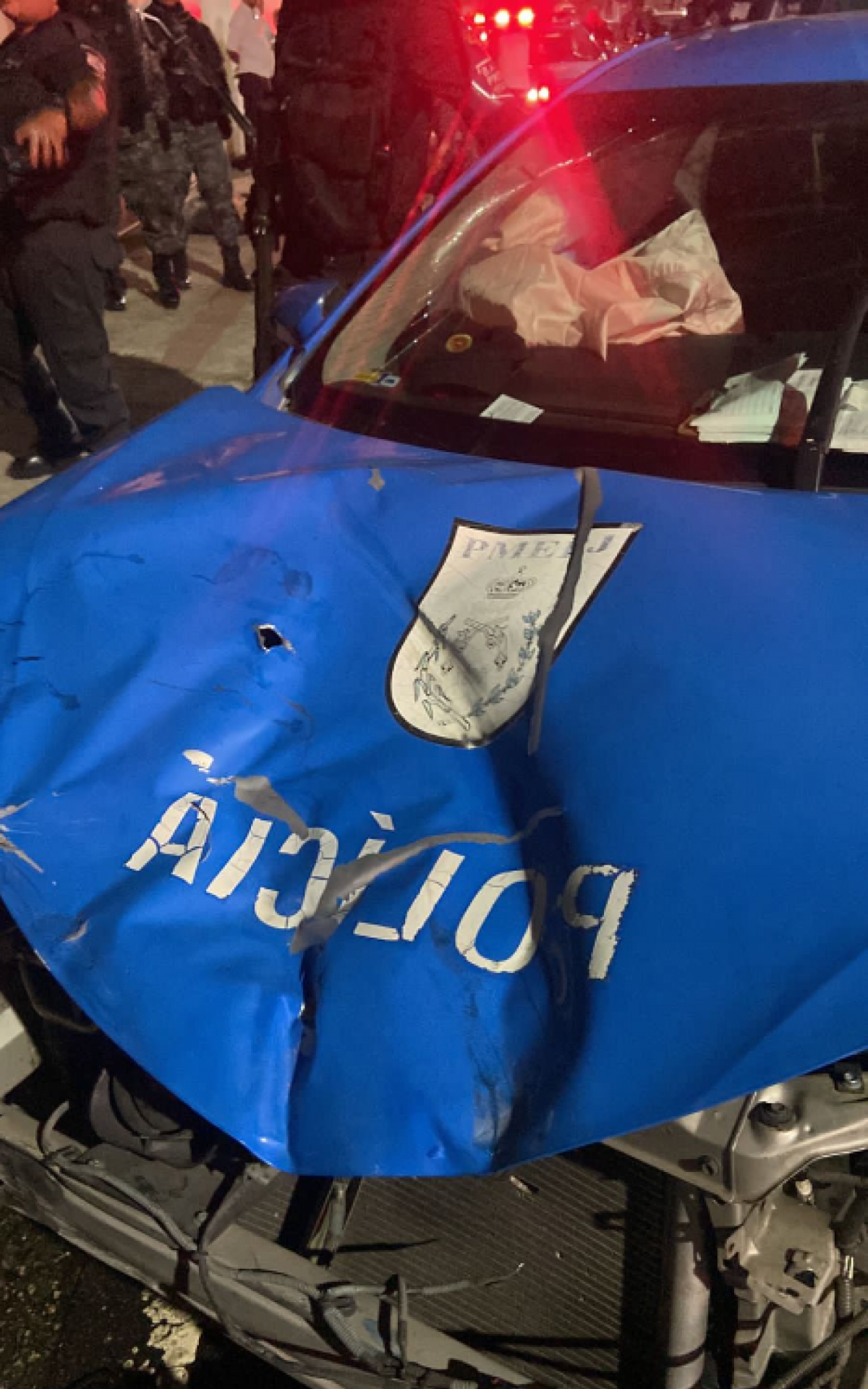 Dupla, que estava em uma moto, colidiu com a viatura da PM - Divulga&ccedil;&atilde;o / Pol&iacute;cia Militar