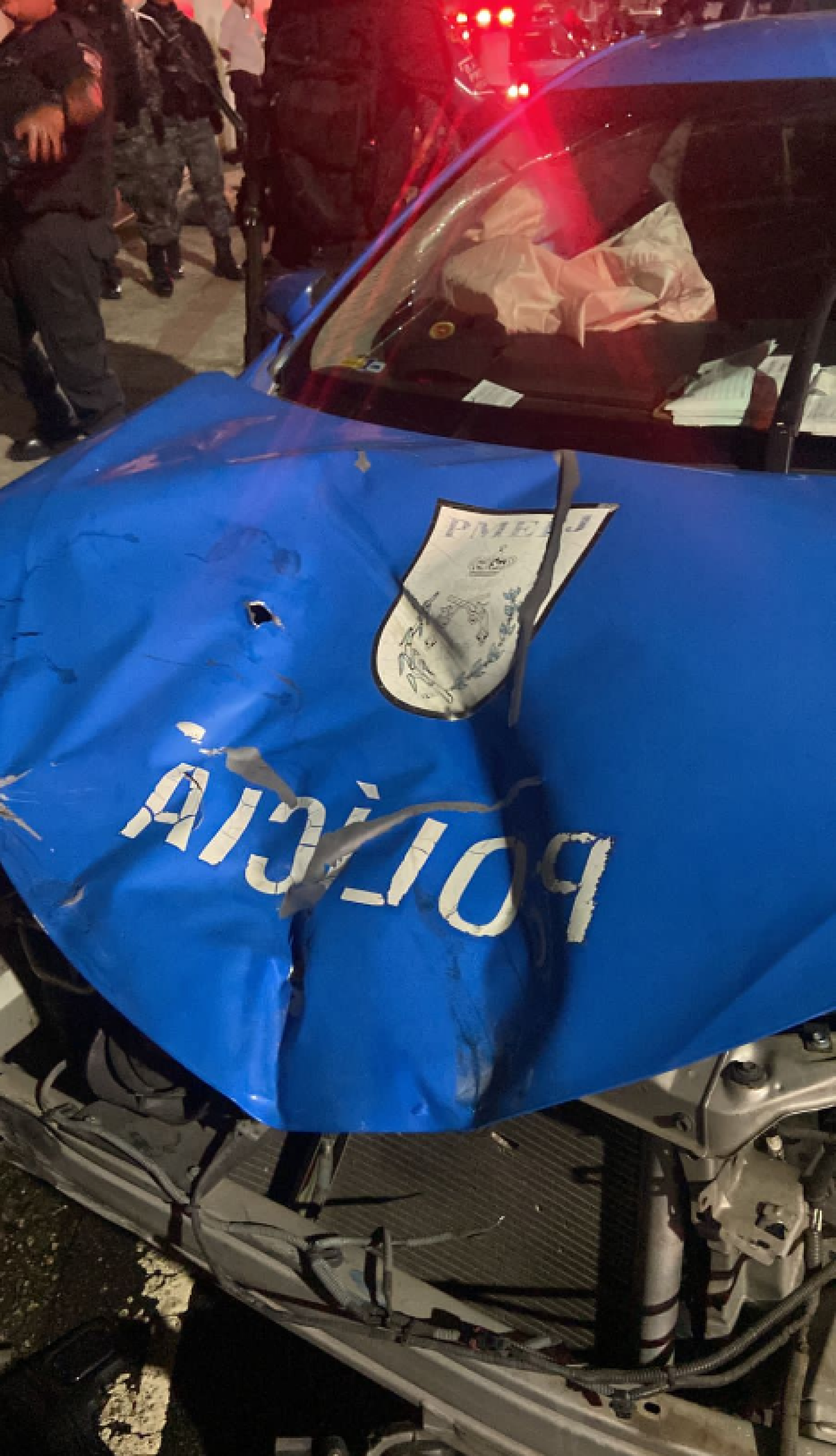 Dupla, que estava em uma moto, colidiu com a viatura da PM