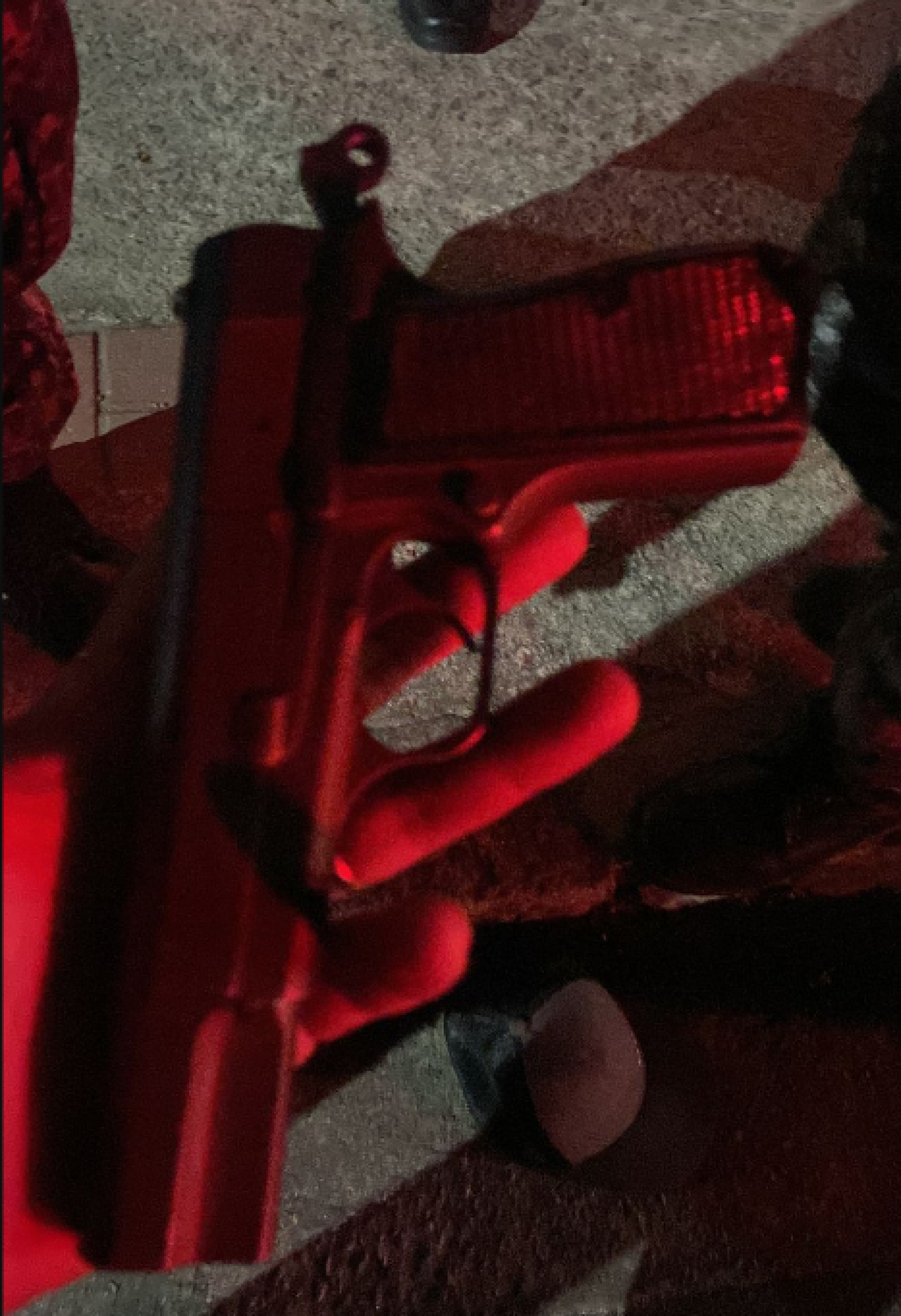 Pistola apreendida com os suspeitos