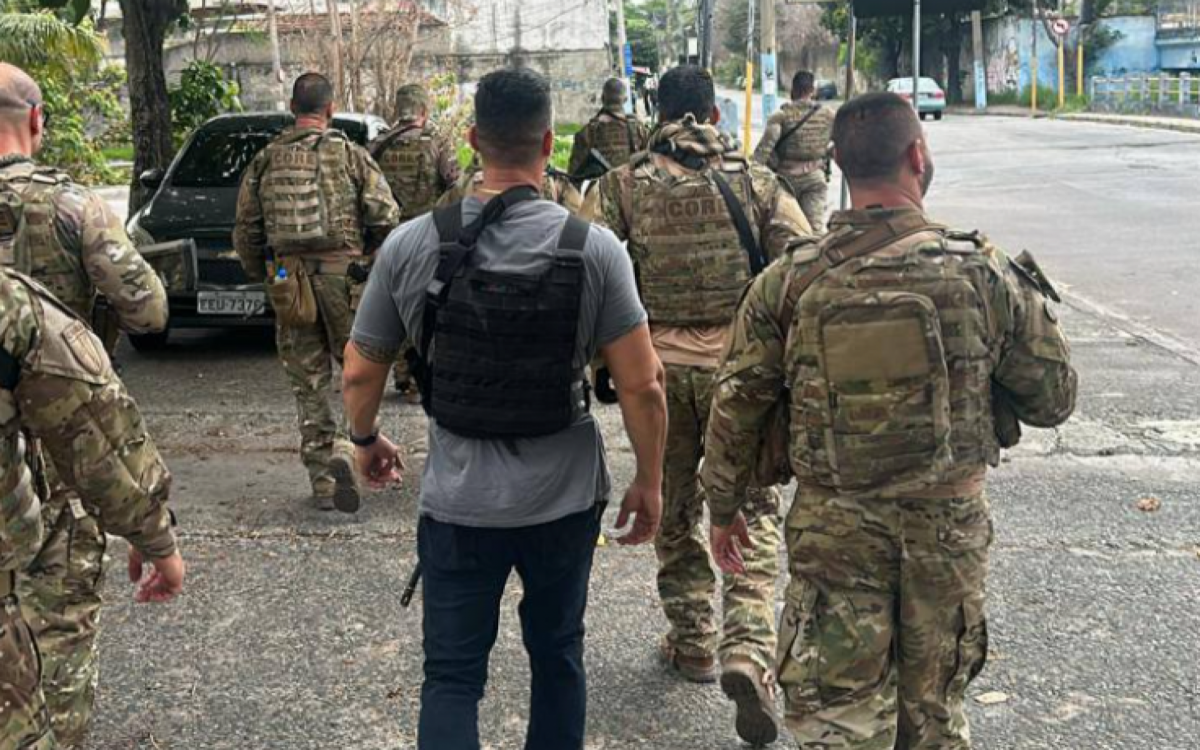 Agente conseguiu fugir, mas deixou o veículo e a arma