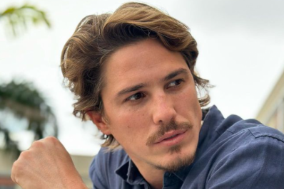 Rômulo Arantes Neto radicaliza em mudança de visual e passa máquina no cabelão: 'Renovar'