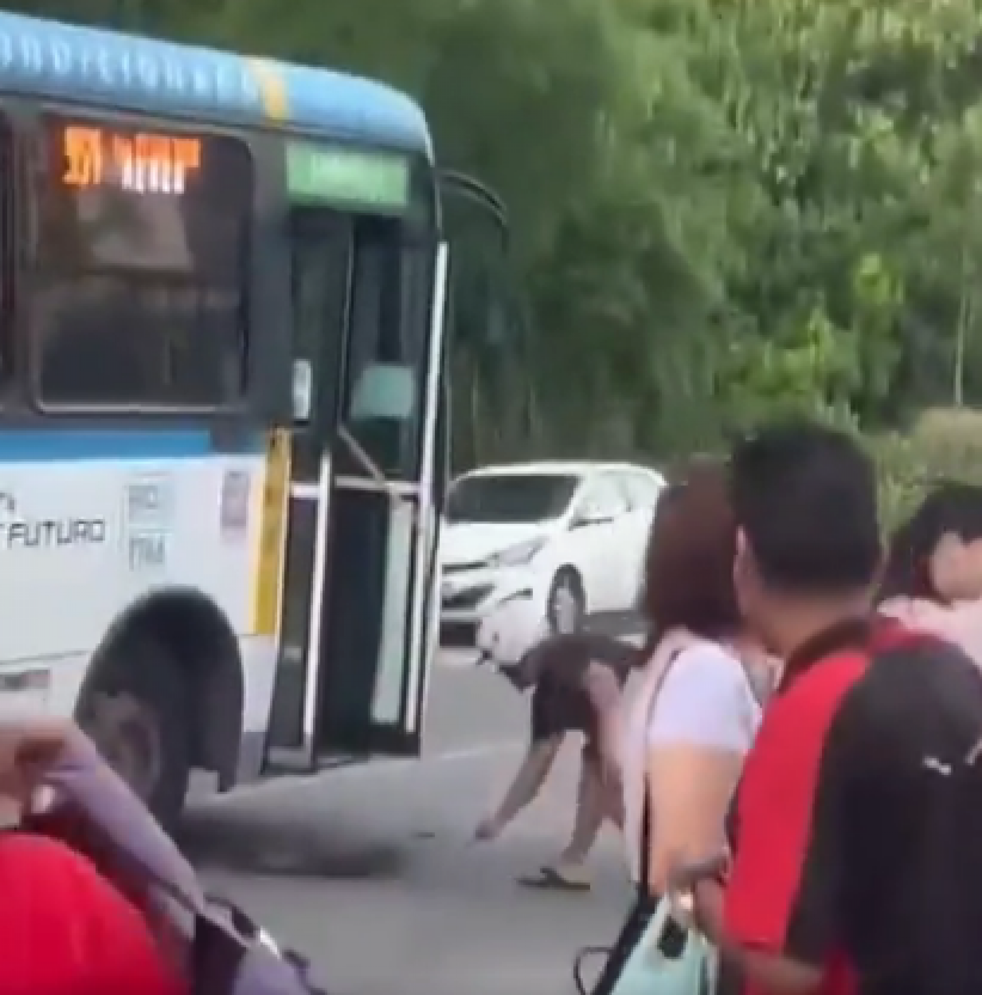 Ônibus da linha 954 Taquara x Recreio é incendiado por criminosos, na tarde desta segunda-feira (23) - Reprodução