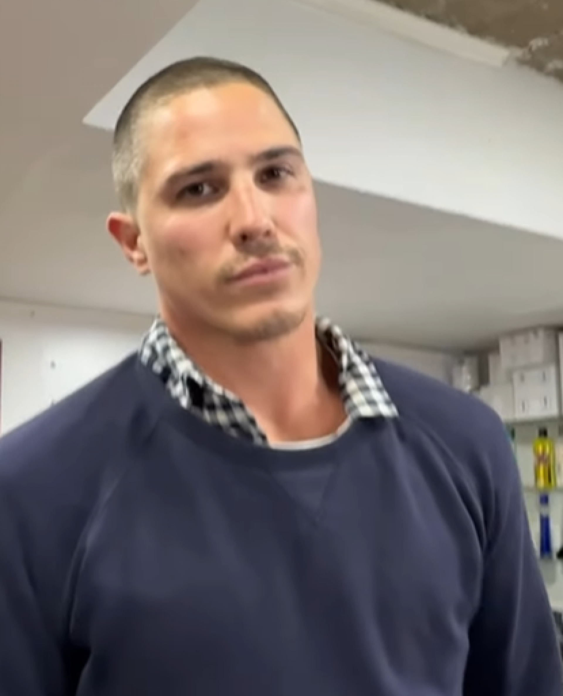 Rômulo Arantes Neto surpreende ao aparecer de cabeça raspada após mudança de visual - Reprodução / Instagram