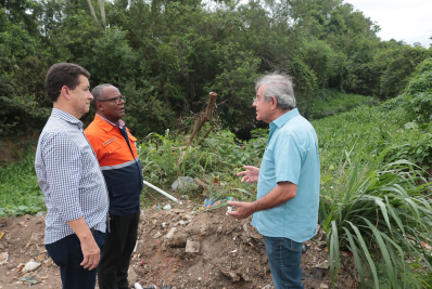 Desobstrução dos canais que cortam o município visa reduzir alagamentos