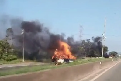 Dois veículos são incendiados na Rodovia Rio-Santos