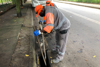 Quantidade de detritos em bueiros impressiona equipes do trabalho de limpeza