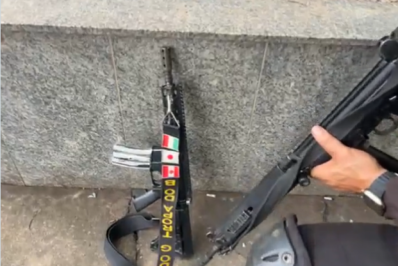 PM prende suspeito com fuzil e carro roubado em Belford Roxo