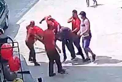 Frentistas reagem a assalto e espancam criminoso em posto de gasolina 