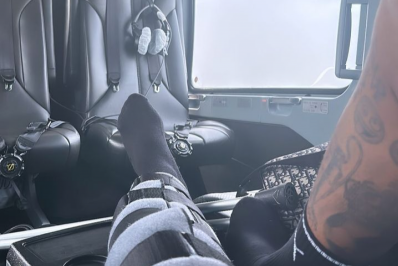 Neymar mostra joelho imobilizado durante voo em jatinho de luxo