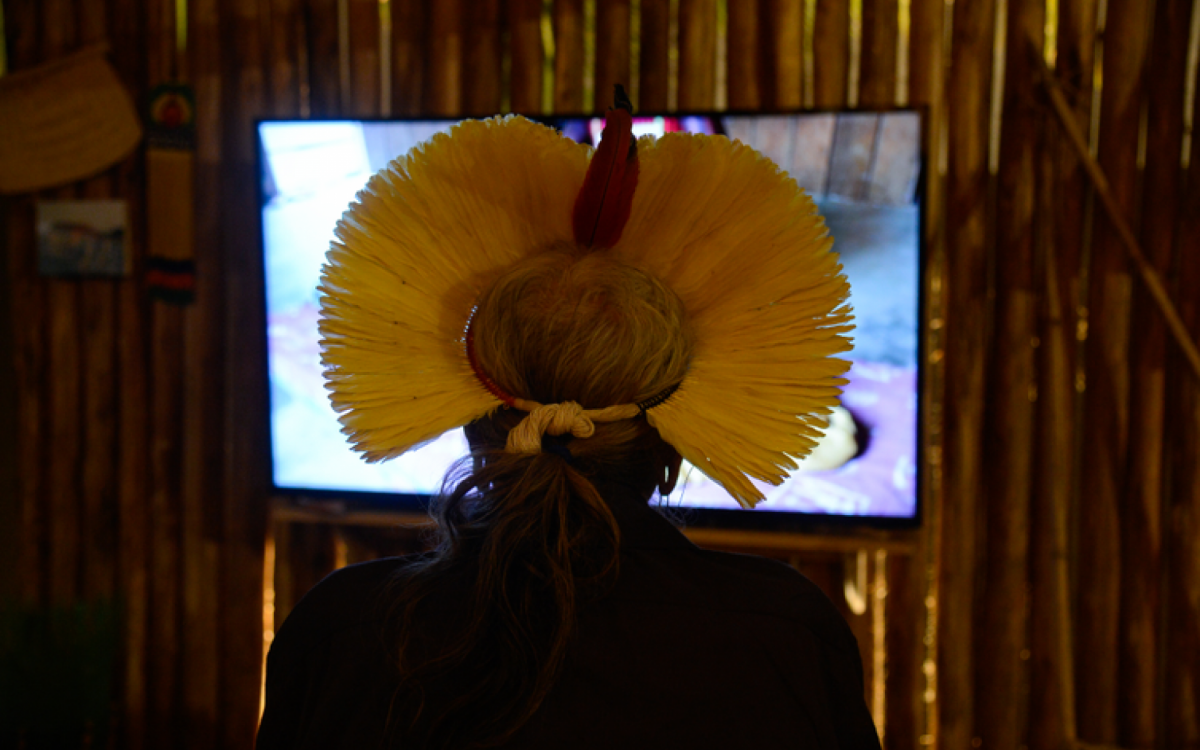 Cacique Raoni durante visita à exposição Mekukradjá Obikàrà