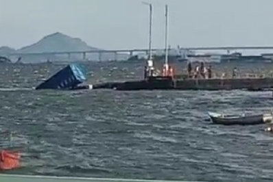 Vídeo: caminhão cai de balsa na Baía de Guanabara, na Ilha do Governador