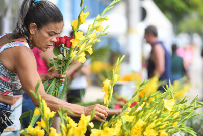 Comércio fechado com venda de flores liberada, por conta do Dia de Finados