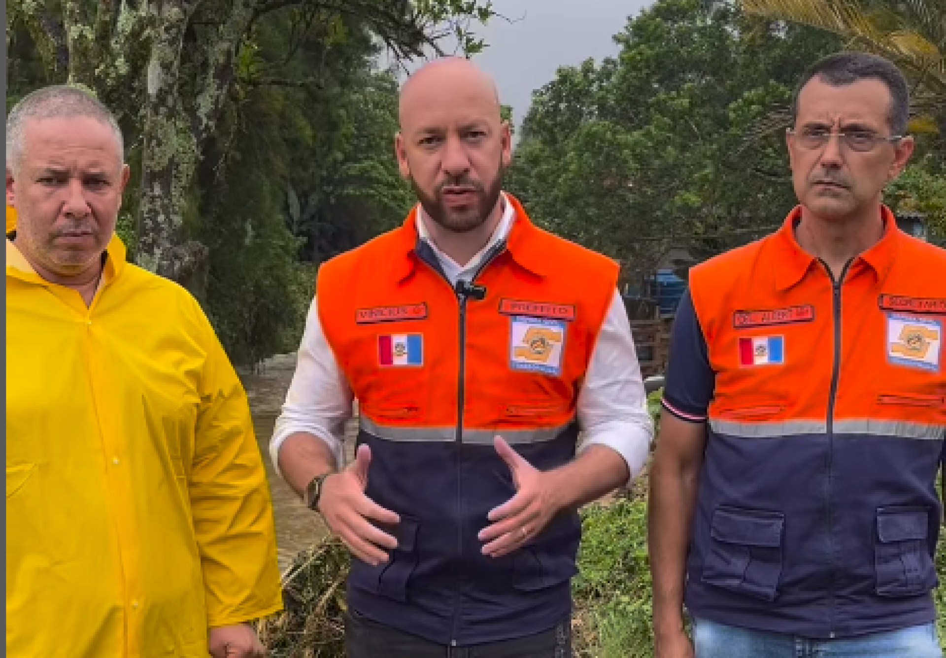 Prefeito Vinicius Claussen com os secretários de Serviços Públicos e Defesa Civil em vistoria à Ilha do Caxangá na tarde desta quarta-feira (1) - Reprodução Redes Sociais