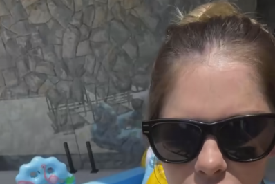 Bárbara Evans é detonada por foto com empregada enchendo piscina inflável com a boca