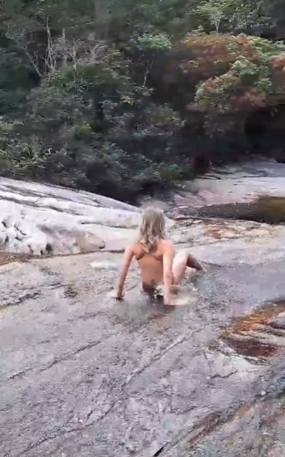 Leticia Spiller relaxa durante banho de cachoeira - Reprodução/Instagram