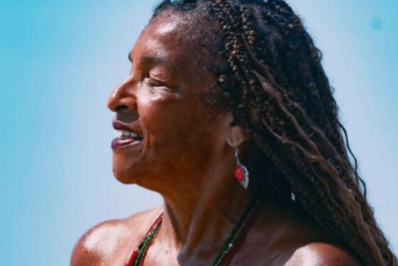 Elisa Lucinda faz topless e garante elogios dos fãs: 'Poesia que anda e fala'