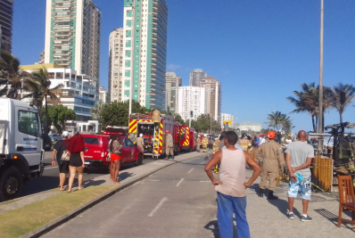 Bombeiros combatem princípio de incêndio em destroços de quiosque que pegou fogo