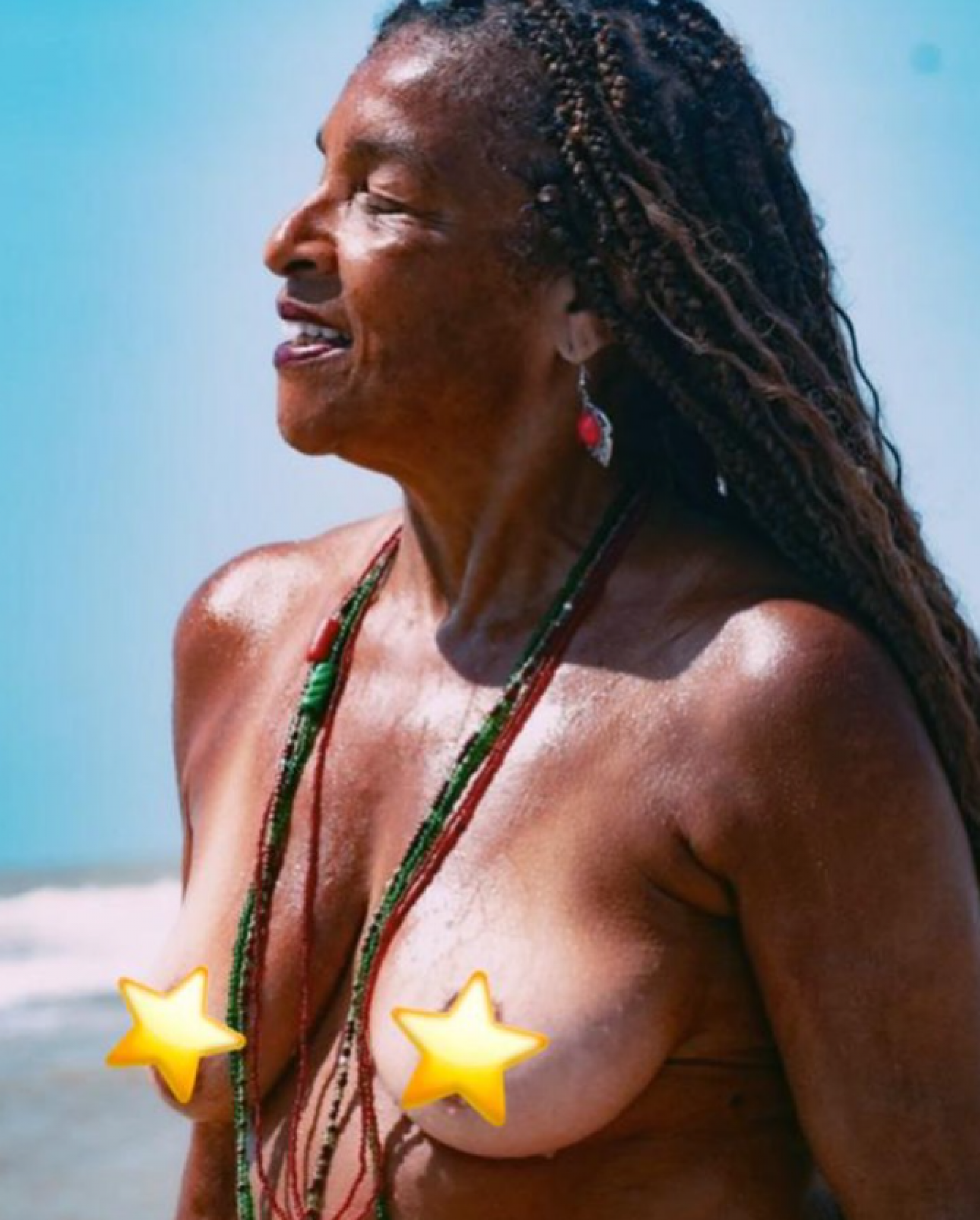 Elisa Lucinda faz topless e conquista elogios - Reprodução / Instagram