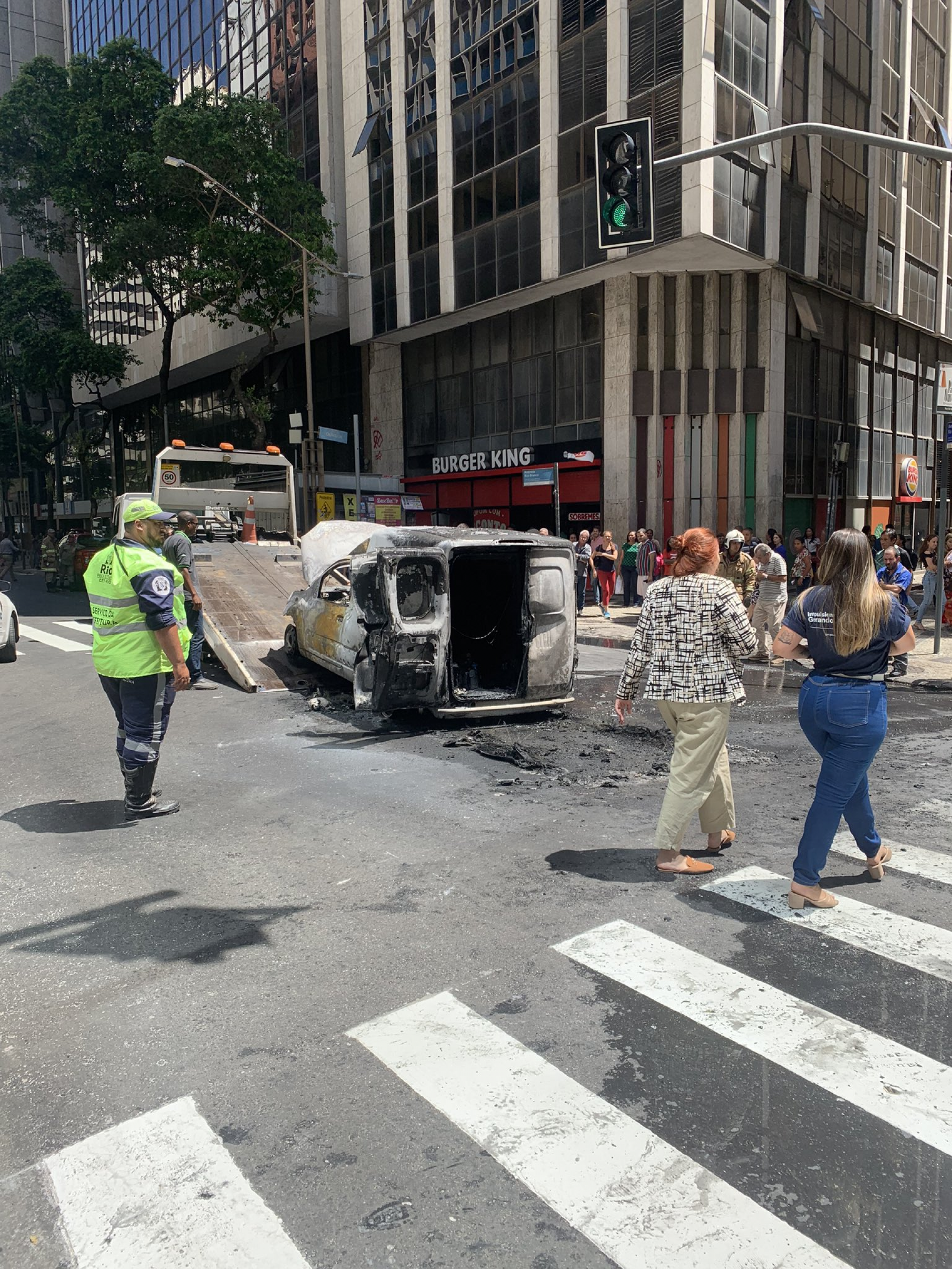 Carro pega fogo e causa transtorno na Avenida Rio Branco, no Centro do Rio, no início da tarde desta quarta-feira (8) - Divulgação