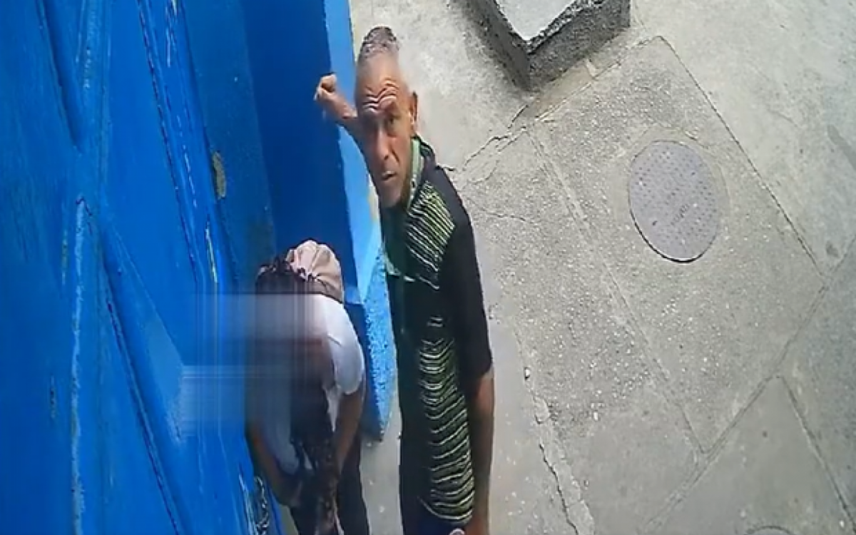 Homem se aproxima diversas vezes da vítima, que tenta se desvencilhar 