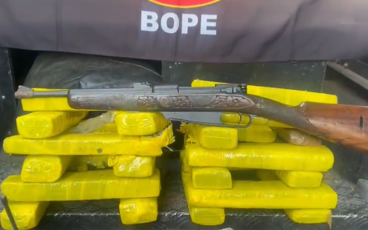 Drogas e espingarda apreendidas durante operação no Morro do Dendê
