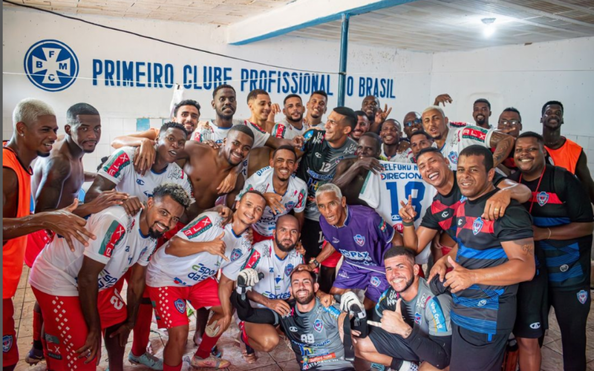Os jogadores do Belford Roxo comemoram no vestiário o título da Taça Maracanã