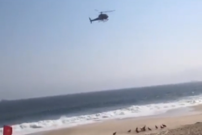 Bombeiros buscam por banhista desaparecido em praia de Niterói